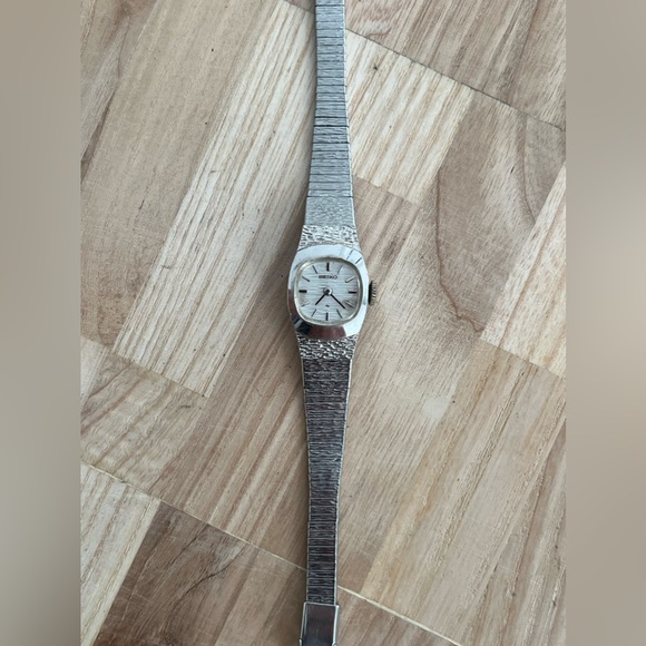Seiko Ladies Watch Vintage Mechanical Winding Silver Tone Bracelet and Dial - Picture 5 of 15